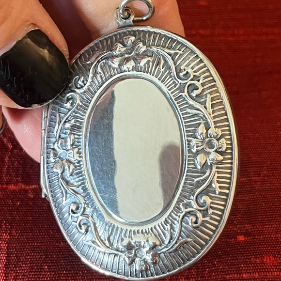 Vintage Sterling Silver Embossed Locket 925 - Picture 4 of 7